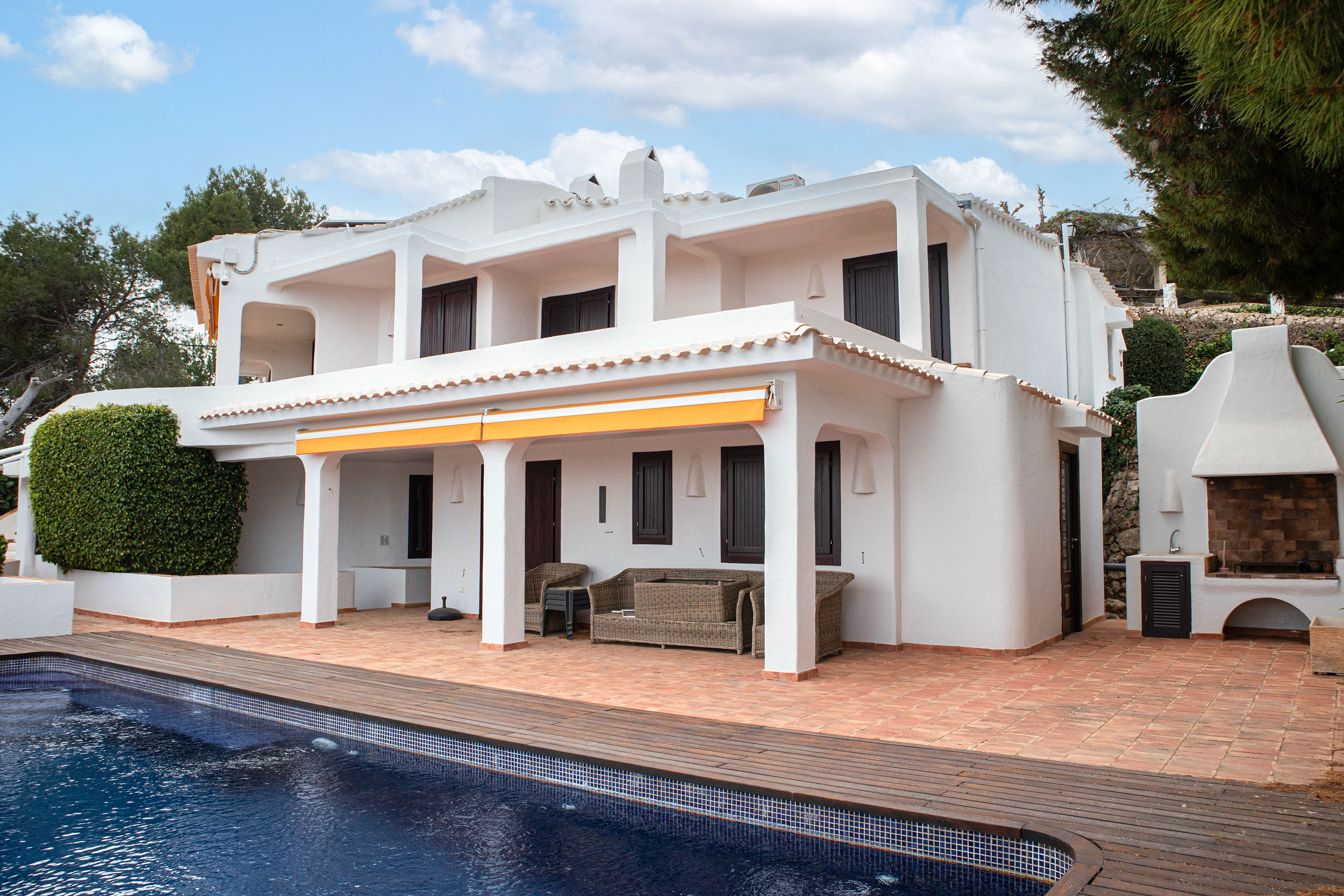 Casa Sinnombre: witte villa met zwembad en overdekt terras
