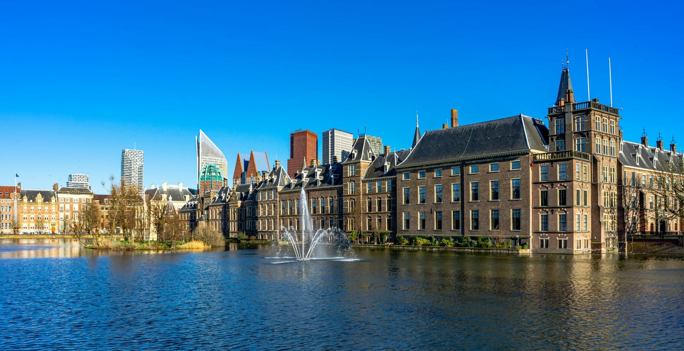 De Hofvijver met fontein, het Binnenhof en het Torentje